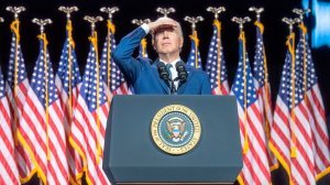 Байден заблудился на сцене после речи с угрозами всему миру