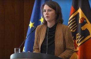 Глава МИД ФРГ пригрозила третьим странам, что их сочтут участниками спецоперации из-за поставок оружия для России