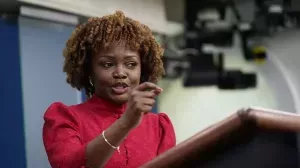 СМИ: пресс-секретарь Байдена убежала с брифинга после вопроса о России