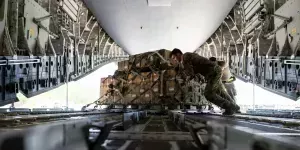 [Чрево] Público: «Ярмарка смерти» FEINDEF в Испании показала, что Украина стала «предприятием века» для поставщиков и производителей оружия западного ВПК. «Грузите апельсины бочках. Братья Карамазовы»