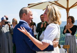 Экс-глава МИД Австрии призналась, что повторила бы танец с Путиным