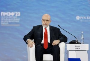 Что за американец Дмитрий Саймс вел выступление Путина на ПМЭФ-2023