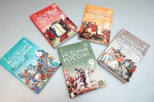 Новые учебники истории будут содержать QR-коды со ссылками на мультимедийные материалы. Сейчас учебники по истории России для 10 и 11 класса передаются в издательства