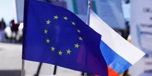 Европе придется в ближайшее время сделать наконец судьбоносный выбор: на чьей она стороне в схватке гигантов, ограничив своё участие в международных конфликтах. Баланс сил изменится, как и миропорядок