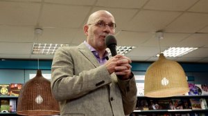 В Госдуме попросили Минюст признать писателя Бориса Акунина иноагентом