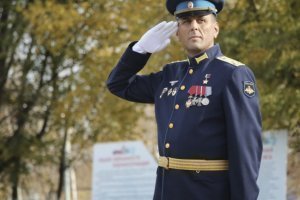 [«Непаркетные»] 15 июля стало известно, что был отстранен от должности еще и командир 106-й гвардейской воздушно-десантной дивизии (в/ч 55599) ВДВ Герой России генерал-майор Владимир Селиверстов