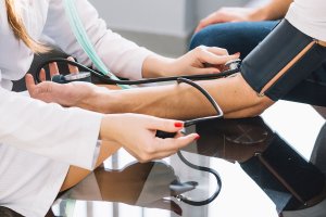 Одна доза нового лекарства от гипертонии снижает давление на полгода