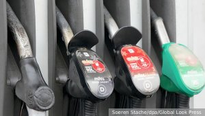 В Германии потребовали увеличить цену на бензин до 100 евро за литр