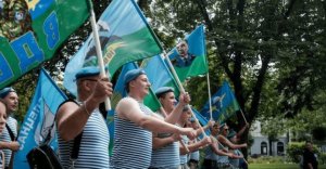 В Латвии оштрафовали мужчин за символику ВДВ