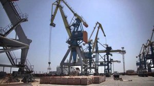 Из порта Азов в порт Мариуполя впервые доставили стройматериалы и сантехнику