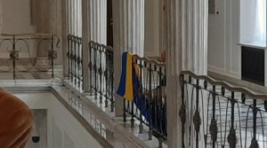 «Удивительные вещи перед выборами» — с Сейма и Нацбанка Польши сняты украинские флаги