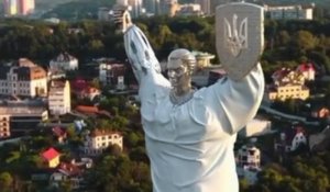 На Родину-мать в Киеве надели что-то похожее на саван или смирительную рубашку