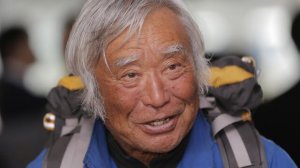 Японский альпинист покорил гору Фудзи в инвалидной коляске в 90 лет