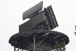 Российские военнослужащие в ночь на четверг отразили очередную атаку киевского режима на Москву, сбив украинский беспилотник на подлёте к городу. Об этом в своём Telegram-канале сообщил мэр столицы