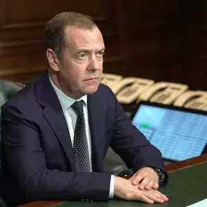 Медведев: лучше было бы приостановить дипломатические отношения с Евросоюзом