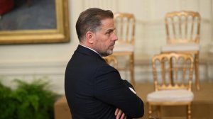 Сыну президента США Хантеру Байдену предъявили три обвинения Документ суда: сыну Байдена грозит до 25 лет тюрьмы и штраф 750 тысяч долларов