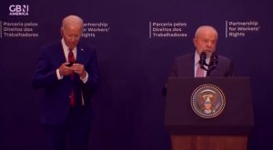 Байден сделал "триплхит": не пожал руку президенту Бразилии, задел чужой флаг и запутался в словах