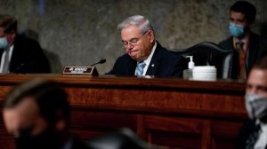 Прокуратура США обвинила американского сенатора, автора антироссийских санкций, в коррупции