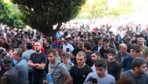 Протестующие в Армении потребовали от Пашиняна подать в отставку до 5 октября