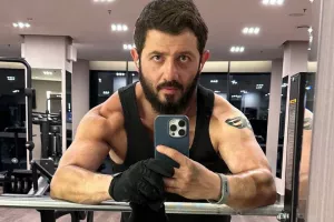 [Сильвестр Рэмбо-Галустян] 44-летний Михаил Галустян поразил внешним видом: актер похудел и стал брутальным качком