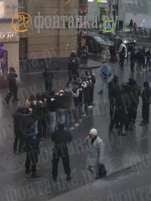 Полиция задерживает "ОМОН". Неудачный пранк с «маски-шоу» в центре Петербурга попал на видео