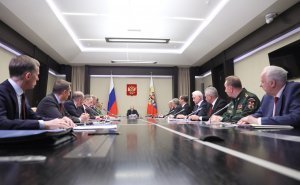 Когда смотришь на окровавленных детей, на погибших детей, на то, как страдают женщины, старики, как погибают медики, – конечно, и кулаки сжимаются, и слезы наворачиваются - В. Путин