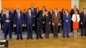 [LuboF, MarkoF]Bild сообщила о попытке главы МИД Хорватии поцеловать Бербок на саммите ЕС