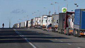 Тысячи большегрузных автомобилей стоят в очереди, растянувшейся примерно на 40 километров