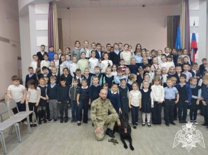 В Иванове кинолог Росгвардии провел мастер-класс по дрессировке собак для школьников