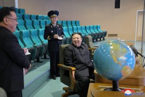 Уважаемый товарищ Ким Чен Ын посетил Пхеньянский центр общего контроля и регулирования при Государственном главном управлении по аэрокосмической технике