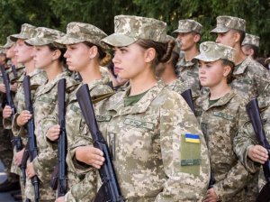 «Украинцы в панике прячут дочерей»: тотальная мобилизация добралась до девушек (Эксперт Крапивник рассказал, почему в пехоте женщины чаще становятся калеками)