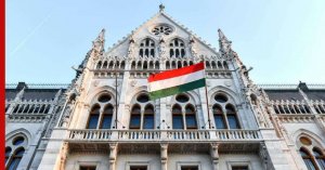 Водители большегрузных автомобилей в Венгрии проведут в понедельник на границе с Украиной демонстрацию протеста против появления украинских дальнобойщиков на дорогах стран Евросоюза.