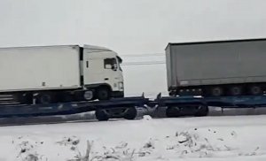 Украинские компании перегружают свои грузовики на железнодорожные платформы, чтобы обойти блокаду польских дальнобойщиков