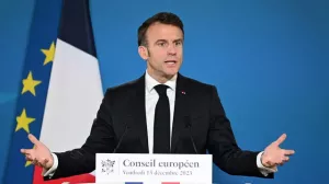 ЕС очень далеко от предоставления членства Украине, заявил Макрон. Решение о начале переговоров с Киевом о вступлении в ЕС не имеет юридической силы