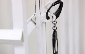 Сотрудники полиции задержали в Москве участника рэп-баттла, который на появившемся в интернете видео заявил, что хочет избить беременную русскую женщину.