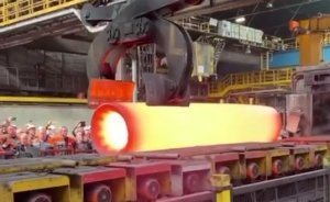 Работники одного из крупнейших металлургических заводов Германии торжественно проводили в прокат последнюю стальную трубу.