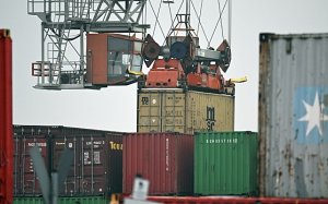 Nikkei: отправка контейнера в Европу из Шанхая подорожала из-за вылазок хуситов По данным газеты, цена повысилась у 2,8 раза