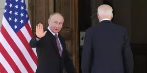 [«Детский мат»] Два лидера выступили ради борьбы: Путин — с историей, Байден — с деменцией. «Вид на мир» с президентского кресла Владимира Путина