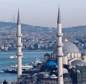 В Турции запретили отмечать западные праздники в частных школах