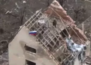 Наши бойцы подняли флаг России над селом Тоненькое