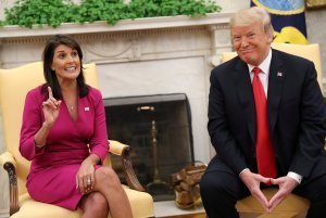 Дональд Трамп и Никки Хейли: "гол престижа" или она что-то знает?
