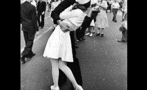 Акт без согласия: фото целующего девушку в 1945-м моряка запретили в госпиталях США