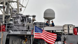 Хуситы выпустили целый рой дронов в сторону эсминцев ВМС США (Центральное командование вооруженных сил США подтвердило факт налета, отметив, что 15 дронов были сбиты)