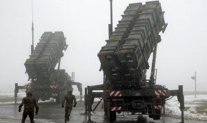 ВСУ будут неуклонно отступать, если США не предоставят Киеву необходимую ему военную помощь. Зеленский подчеркнул, что на Украине заканчиваются боеприпасы ПВО и снаряды калибра 155 мм