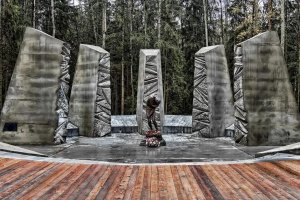 Экс-генпрокурор сомневается в объективности расследования по Катыни