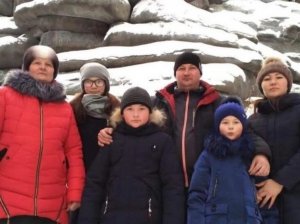 «Заковали в наручники и в камеру»: русскую семью пытаются выгнать из России как нелегалов