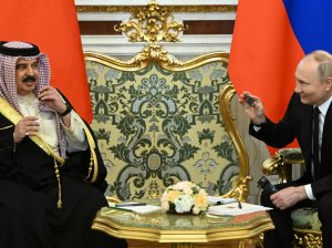 Эксперт прокомментировал казус с Путиным и наушником короля Бахрейна: “Гость просто торопился”