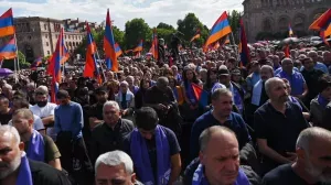 В Ереване тысячи протестующих у резиденции Пашиняна требуют его отставки