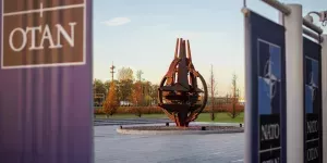 «Медленно, но верно сходит с ума». НАТО объявила России войну