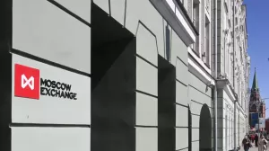 Мосбиржа прекращает торги долларом и евро